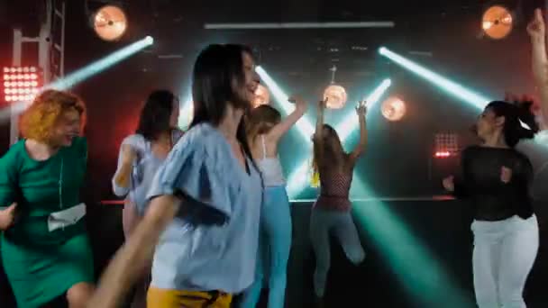 Gyönyörű fiatal nők táncolnak az éjszakai klubban — Stock videók