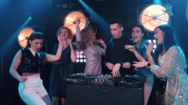 Genç kadınlar dans ve bir gece kulübünde DJ ile flört