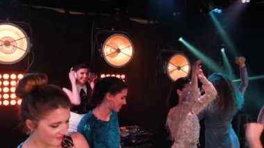 Konser ile parti zevk kulüp parti dans. Gece Kulübü DJ parti insanlar müzik dans sesi zevk.