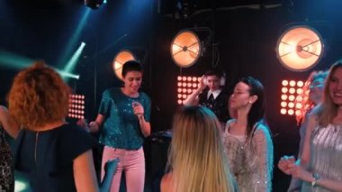 Konser ile parti zevk kulüp parti dans. Gece Kulübü DJ parti insanlar müzik dans sesi zevk.