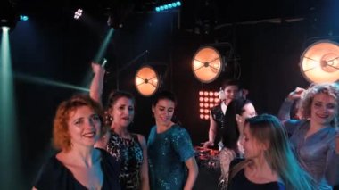 Konser ile parti zevk kulüp parti dans. Gece Kulübü DJ parti insanlar müzik dans sesi zevk.