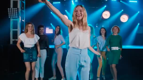 Portrait fille blonde dansant à la fête avec ses amis derrière — Video