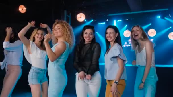 Κορίτσι φίλοι στο μπάτσελορ πάρτι αστείο χορό και το τραγούδι. Αργή κίνηση — Αρχείο Βίντεο