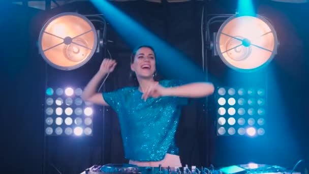 Hermosa chica DJ en las cubiertas en la fiesta, cámara lenta — Vídeos de Stock