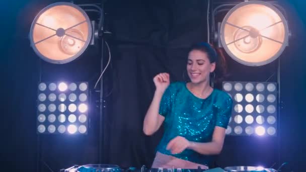 Hermosa chica DJ en las cubiertas en la fiesta, cámara lenta — Vídeo de stock