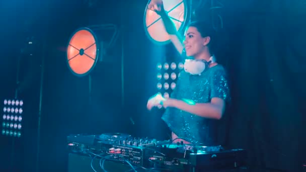 Gyönyörű DJ lány fedélzetet a párt, lassított — Stock videók