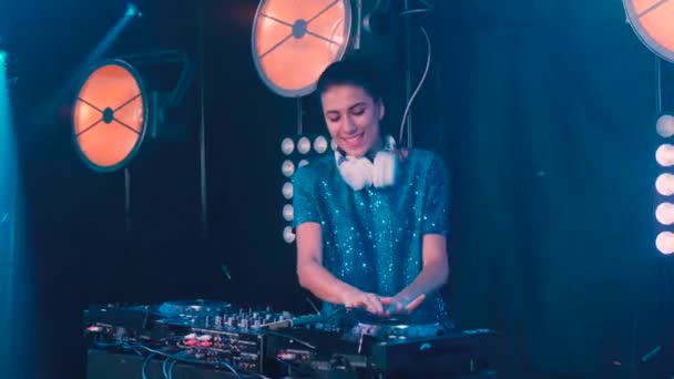 Hermosa chica DJ en las cubiertas en la fiesta, cámara lenta — Vídeos de Stock