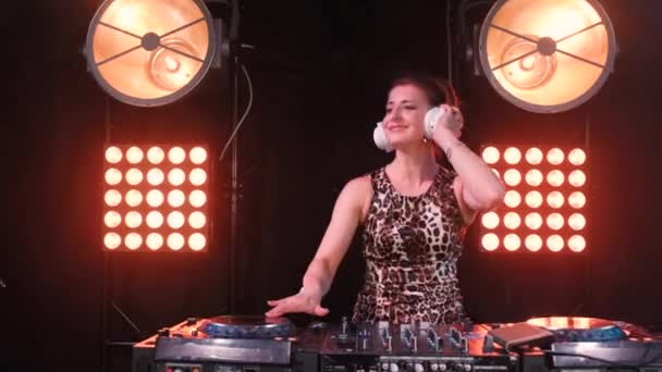 Hermosa rubia DJ chica en las cubiertas de la fiesta — Vídeo de stock