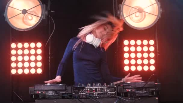 Beautiful blonde DJ girl dance, hair fly away. — Stock Video