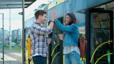 Mutlu çift tramvay durağında buluşuyor. her biri için yüksek beşli