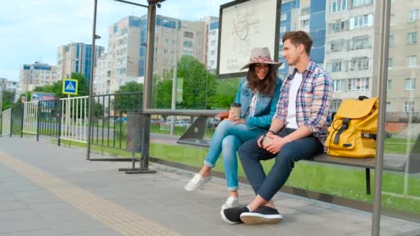 Les amis s'amusent à parler en riant, souriant heureux sur le banc . — Video