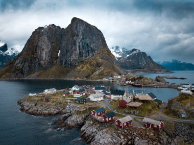 Lofoten adaları Norveç'in Nordland eyaletinde yer alan bir takımadadır. Dramatik dağları ile ayırt edici bir manzara için bilinir.