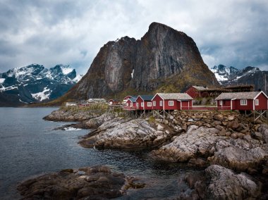 Lofoten adaları Norveç'in Nordland eyaletinde yer alan bir takımadadır. Dramatik dağları ile ayırt edici bir manzara için bilinir.