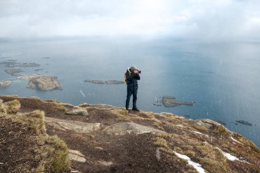 Genç fotoğrafçı, Norveç 'teki Lofoten Adaları' ndaki manzaraları fotoğraflıyor..