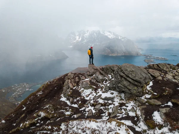 Άνθρωπος ταξιδιώτη πεζοπορία στο βουνό Reinebringen κορυφογραμμή στη Νορβηγία ζωή περιπέτεια ταξίδια — Φωτογραφία Αρχείου