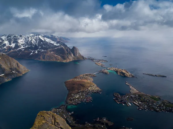 Lofoten Islands on saaristo Nordlandin kreivikunnassa Norjassa. On tunnettu erottuva maisema dramaattisia vuoria . — kuvapankkivalokuva