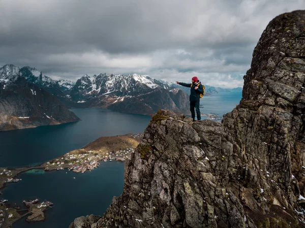 Mies vaeltaa Reinebringen vuoren harjanteella Norjassa elämäntapa seikkailu matkustaa — kuvapankkivalokuva