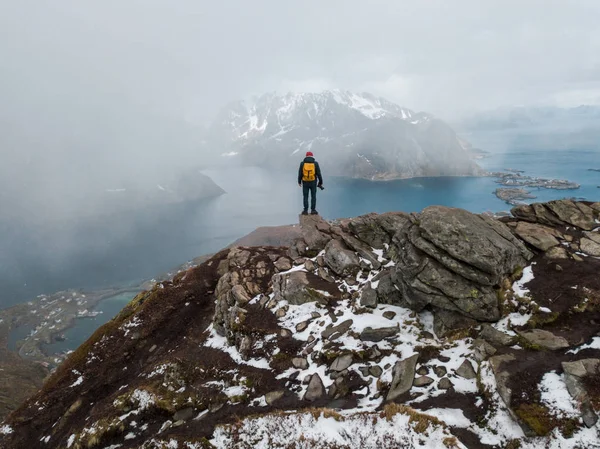Muž cestovatel turistika na Reinebringen hřeben hory v Norsku životní styl dobrodružství cestování — Stock fotografie