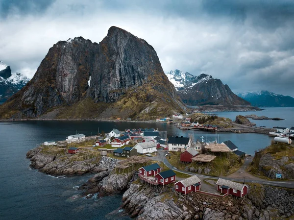 Lofoten er en øygruppe i Nordland fylke. Er kjent for en særegen natur med dramatiske fjell . – stockfoto