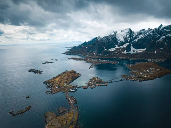Lofoten er en øygruppe i Nordland fylke. Er kjent for en særegen natur med dramatiske fjell . – stockfoto