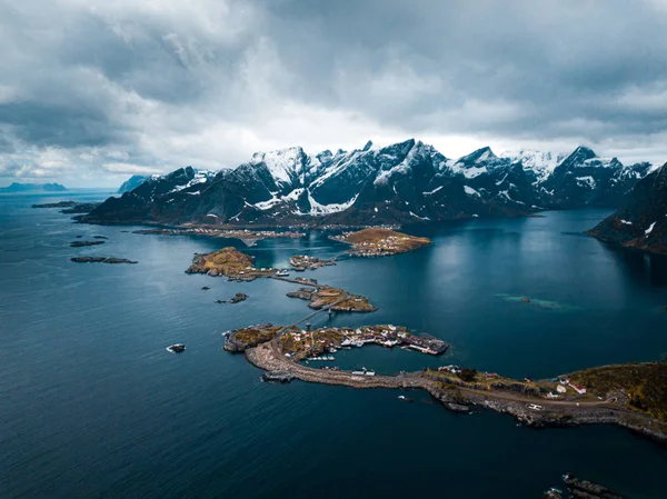 Lofoten Islands on saaristo Nordlandin kreivikunnassa Norjassa. On tunnettu erottuva maisema dramaattisia vuoria . — kuvapankkivalokuva