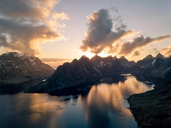 Lofoten Islands, Norja Dramaattinen auringonlasku pilvet liikkuvat jyrkkien vuorenhuiput — kuvapankkivalokuva