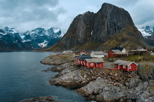 Tyypillisiä punaisia rorbu-kalastusmajoja, joissa on soijakatto Lofoten-saarilla Norjassa — kuvapankkivalokuva