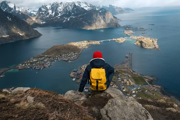 Ember ül a sziklán szélén egyedül élvezi légi nézet hátizsákkal életmód utazás kaland szabadtéri vakáció Norvégia tetején Reinebringen hegy. — Stock Fotó