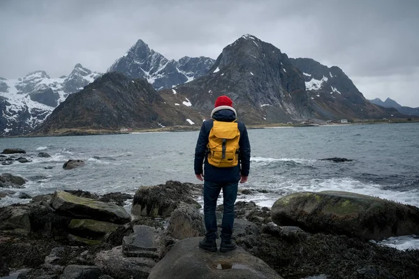 旅行と冒険の背景、ロフォーテン、ノルウェーの風景を楽しむバックパックを持つハイカー — ストック写真