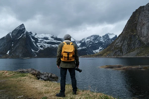 Viajes y aventura de fondo, excursionista con mochila disfrutando del paisaje en Lofoten, Noruega — Foto de Stock