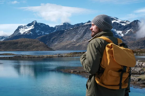 Viajes y aventura de fondo, excursionista con mochila disfrutando del paisaje en Lofoten, Noruega — Foto de Stock