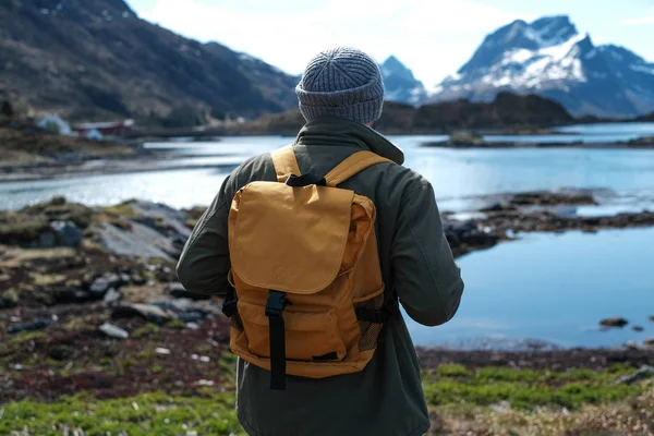 Reise og opplevelsesbakgrunn, turgåer med ryggsekk som nyter landskapet i Lofoten – stockfoto