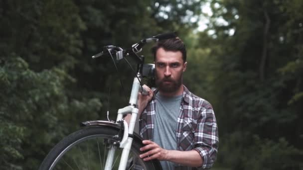 Brutal hipster chico en parque llevando fixie bicicleta — Vídeos de Stock