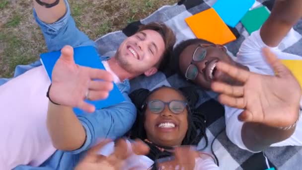 Eine Gruppe junger Freunde fuchtelt mit den Armen wie eine Geste zur Begrüßung. Zeitlupe — Stockvideo