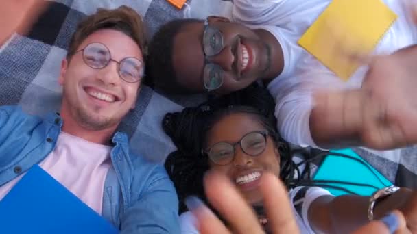 Happy multiraciale vriendengroep nemen selfie met mobiele Smart Phone-jonge hipster mensen verslaafd aan smartphone op sociale netwerk gemeenschap-Lifestyle Technology concept — Stockvideo