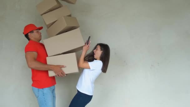 Entrega hombre con la caída de pila de cajas. concepto para el asegurador de entrega . — Vídeo de stock