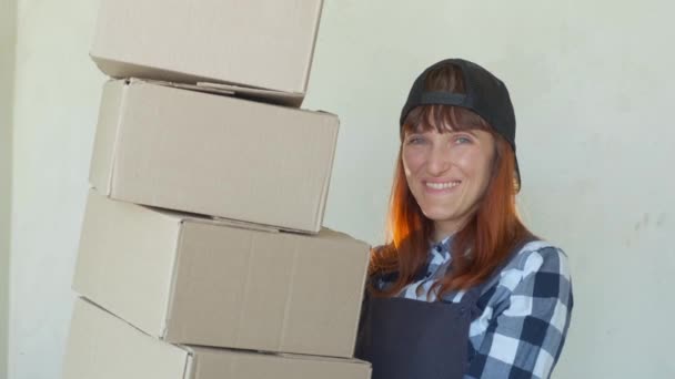 Lachende postbezorger vrouw courier vrouw leveren pakket — Stockvideo