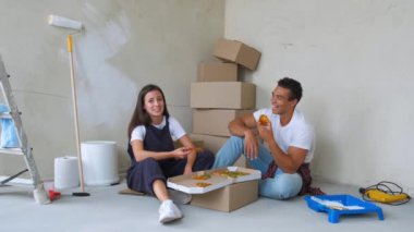 onarım mola sırasında pizza yemek mutlu genç çift