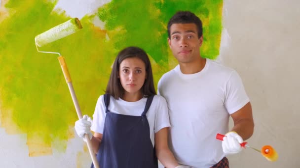 Esposo y esposa haciendo renovación en casa — Vídeos de Stock