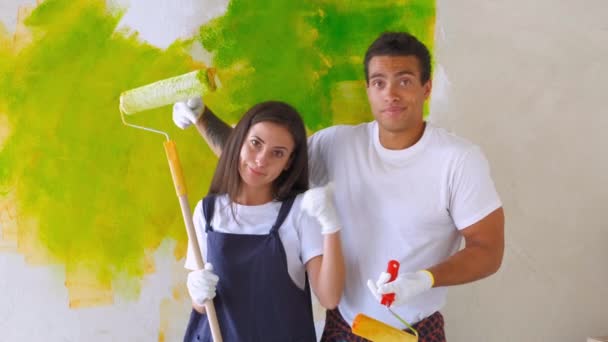 Marido e esposa fazendo renovação em casa — Vídeo de Stock
