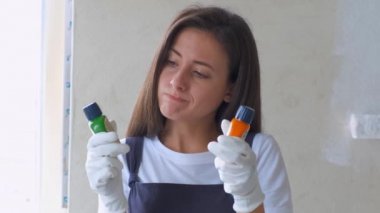 kadın onun duvar boyası rengi seçin