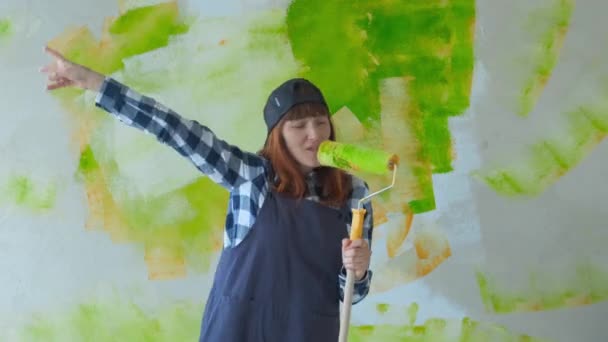 Woman dancing and singing holding paint roller — Stock Video