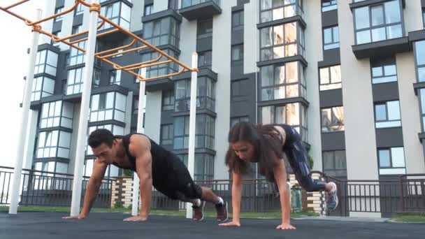 Squat oefening fitness paar training squats voor bilspieren en quadriceps spieren doen workout burpees werken buiten — Stockvideo