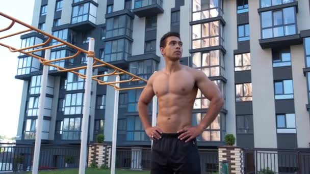 Retrato de un joven musculoso. Deportes callejeros. Gimnasio al aire libre para entrenamiento callejero — Vídeos de Stock