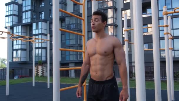 Retrato de un joven musculoso. Deportes callejeros. Gimnasio al aire libre para entrenamiento callejero — Vídeos de Stock