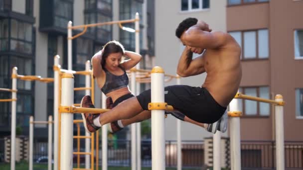 Atractivo joven chica y atlético personas CrossFit sentarse — Vídeo de stock