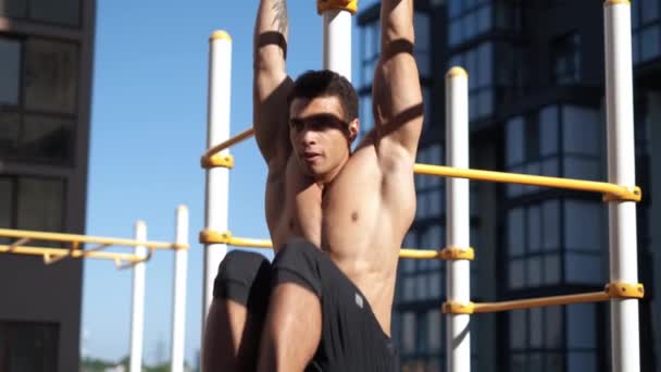 Mladý muskulární muž má trénink venku. Sportovní, fitness, pouliční cvičení. — Stock video