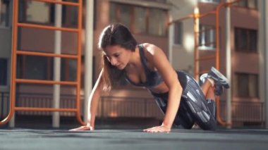 Fit kız şehir sokakta pushup egzersiz açık yapıyor. karın kasları ve triceps üzerinde çalışan Fitness kadın. Sportif genç kadın yapmak Push UPS egzersizleri.
