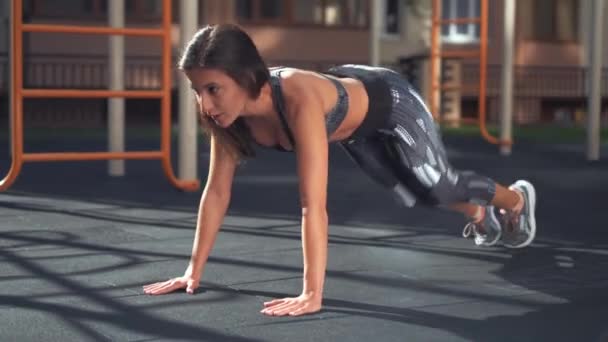 屋外で運動する女性彼女は登山、腹筋のための演習を行った — ストック動画