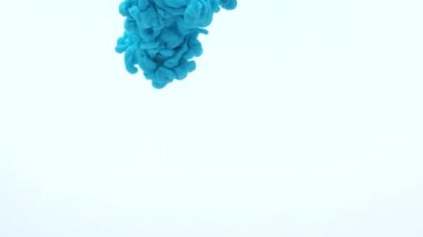 Turkuaz ve Mavi mürekkep suda aşağı yayılan. Akan ve organik bir görünüm gerektiren arka planlar veya bindirmeler için kullanın.